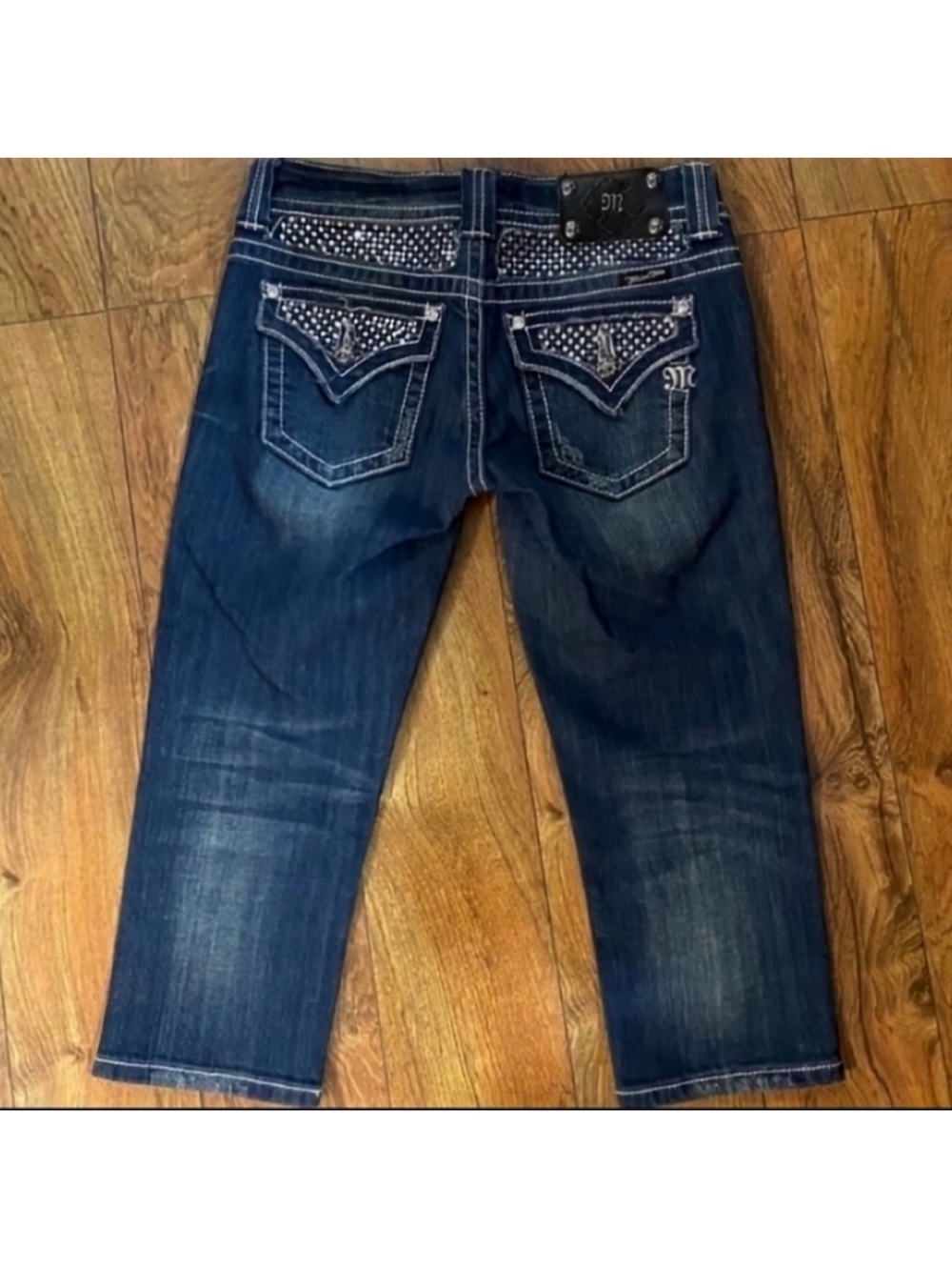 Like New Gorgeous Miss Me Embellished Dark Wash Denim Capri Jeans